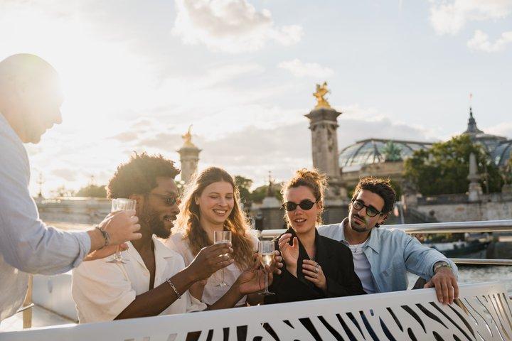 Bateaux Mouches® Croisière touristique à Paris avec Champagne