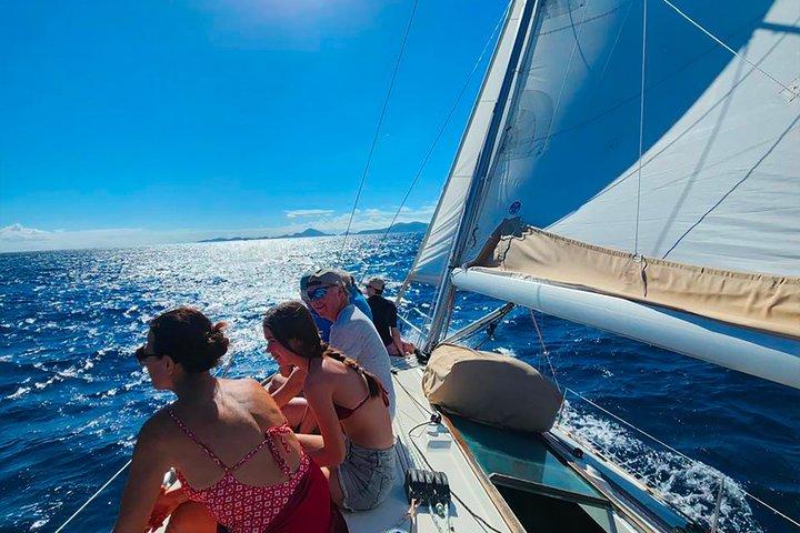 Excursion en voilier avec snorkeling aux Saintes sur une journée.