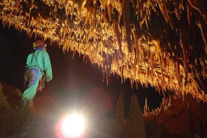 Spéléologie, Exploration dans une grotte secrète