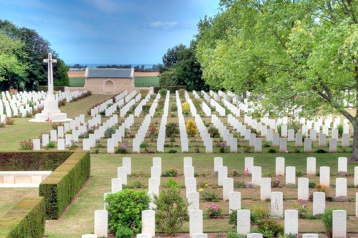 Plages du débarquement de Normandie avec Juno Beach, bunkers et cimetière canadien au départ de Paris