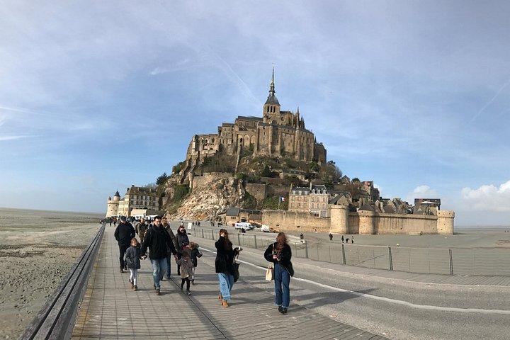 Excursion privée d'une journée au Mont-Saint-Michel en véhicule de luxe au départ de Paris
