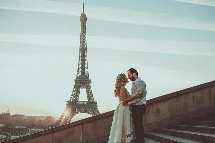 Photoshoot romantique Love au Trocadéro Gardens