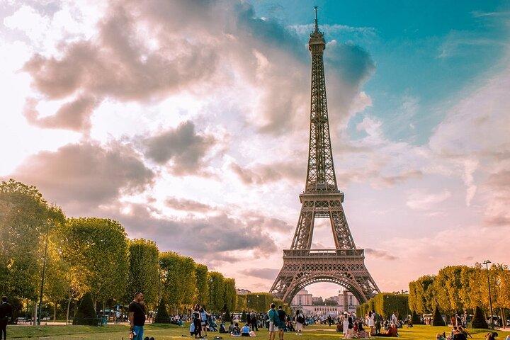 Accès à la visite de l'ascenseur de la Tour Eiffel, Sommet, 2e et 1er étage.