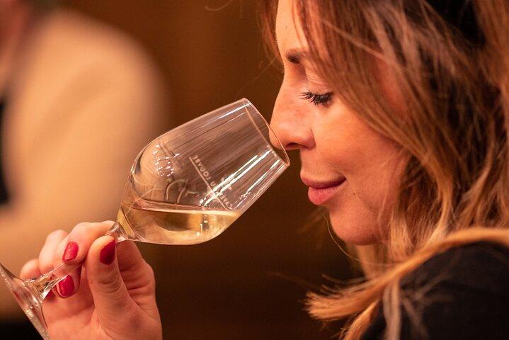 Dégustation de vin et de fromage à l'apéro à Paris dans une cave à vin royale