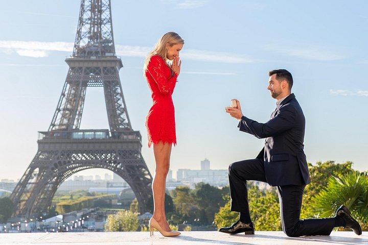 Séance photo parisienne au bord de la Tour Eiffel