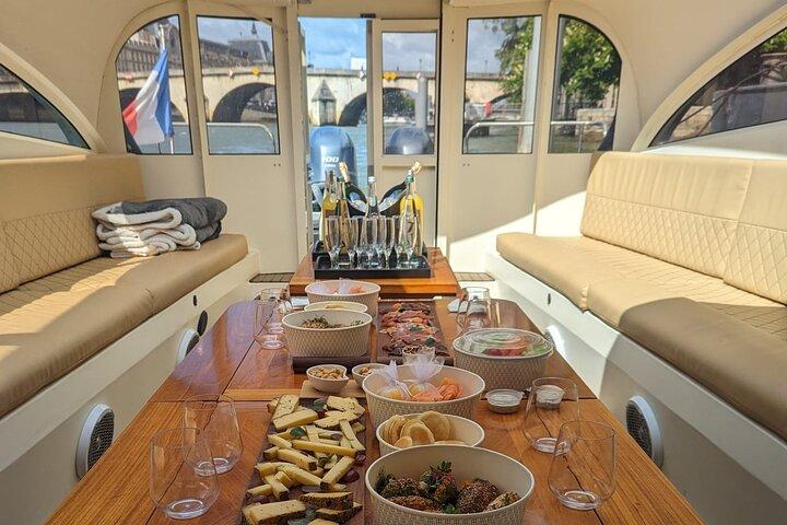 Dégustation de Vin et Fromage dans une Croisière VIP sur la Seine
