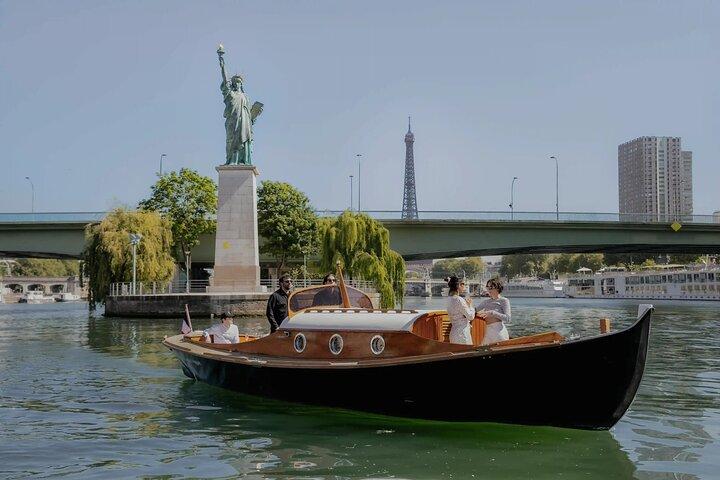 Visite privée en bateau à Paris avec Champagne