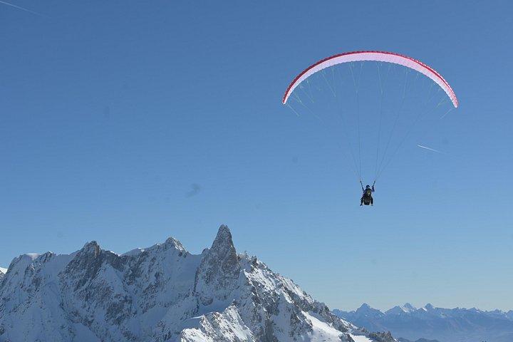 Vol en Parapente devant le Mont-Blanc