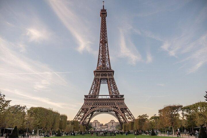 Visite personnalisée de la famille du sommet de l'Eiffel avec un guide privé