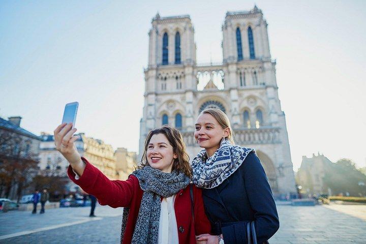 Balade Paris Le Marais : Petit-déjeuner Français, Notre-Dame & Pierres Cachées
