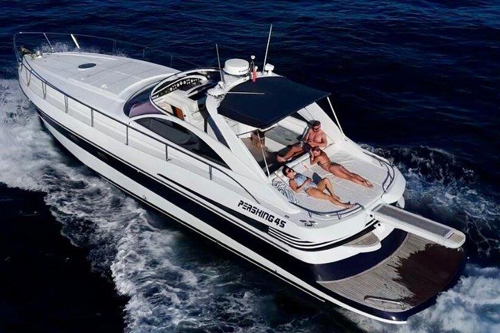 Saint Tropez Location de yacht privé d'une journée sur Pershing 45