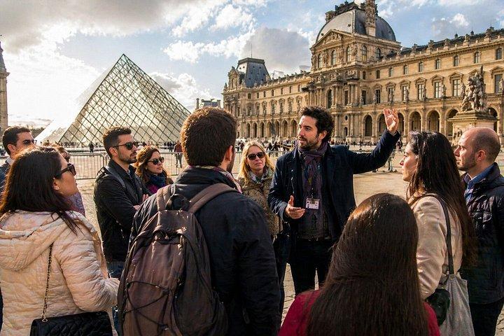Paris : Visite guidée extérieure du Louvre avec billet d'entrée chronométré