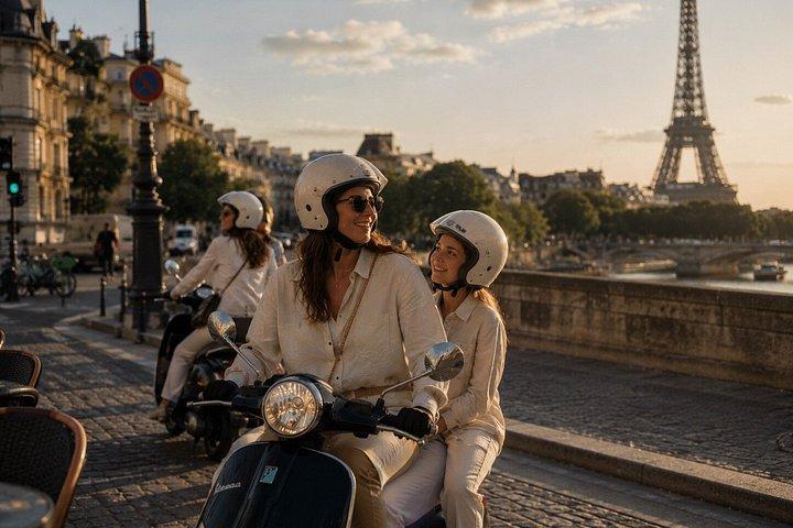Paris by Vespa : Expérience de conduite autonome guidée privée