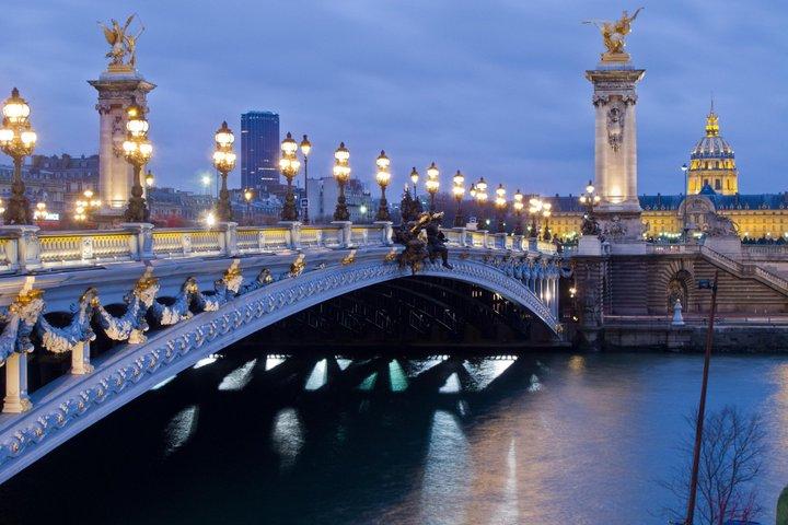 Promenade nocturne à Paris inspirée de Minuit à Paris