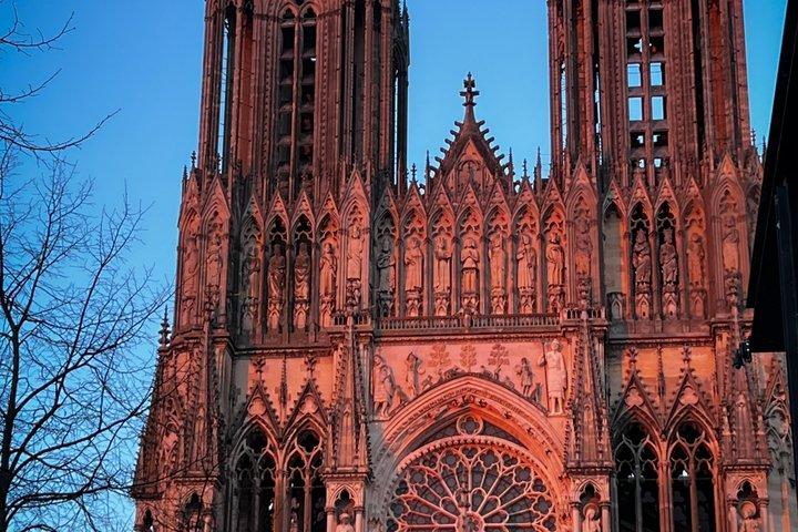 Visite de Reims : Conflits, héritage royal et Champagne