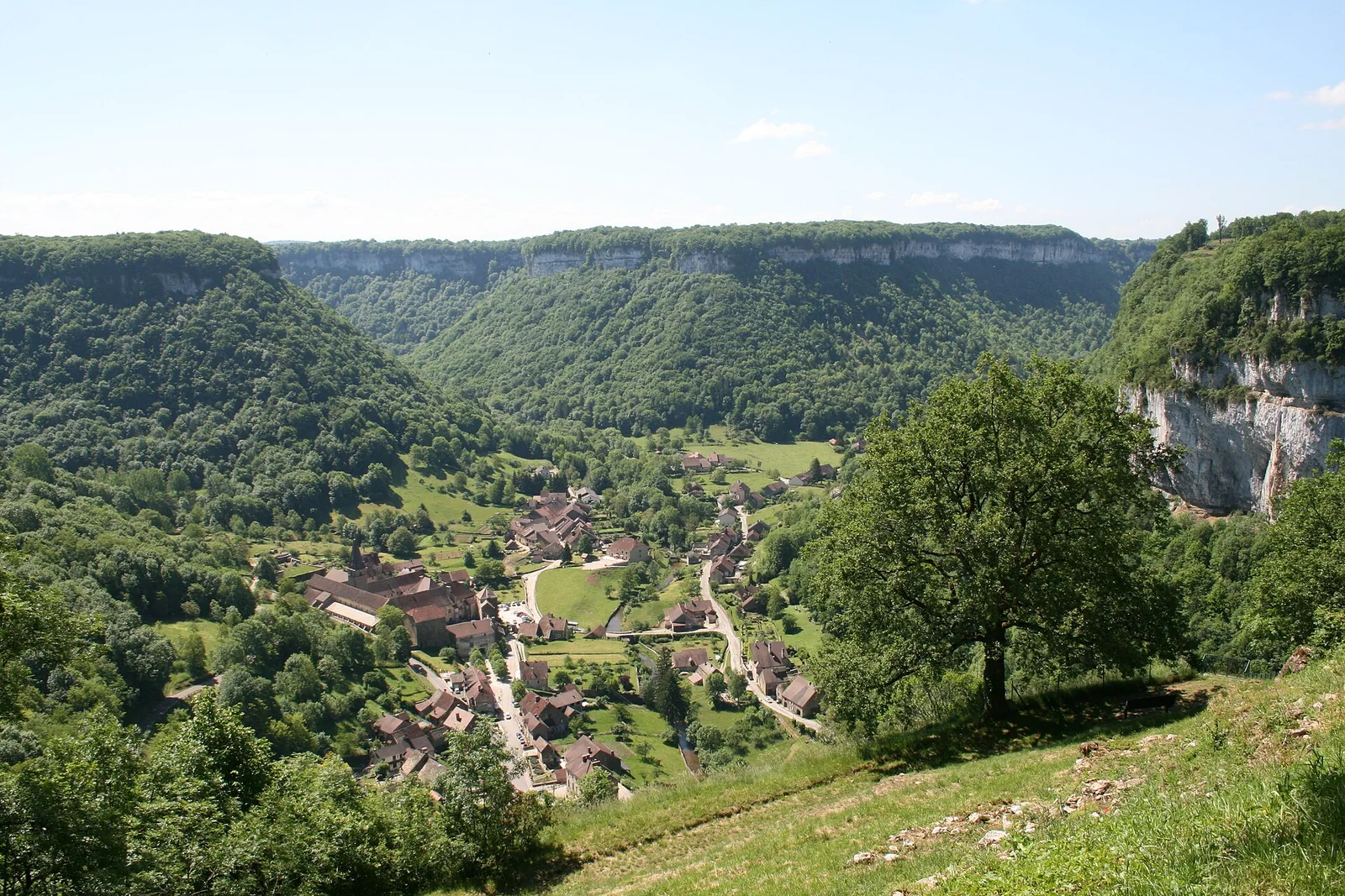 Reculée de Baume-les-Messieurs (ambiance), à 32 km de l'hôtel (photo du lieu, pas de l'hôtel)