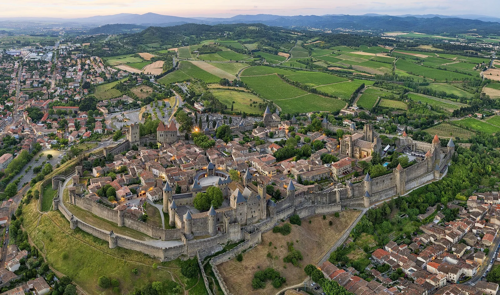 Cité de Carcassonne (ambiance), à 95 km de l'hôtel (photo du lieu, pas de l'hôtel)