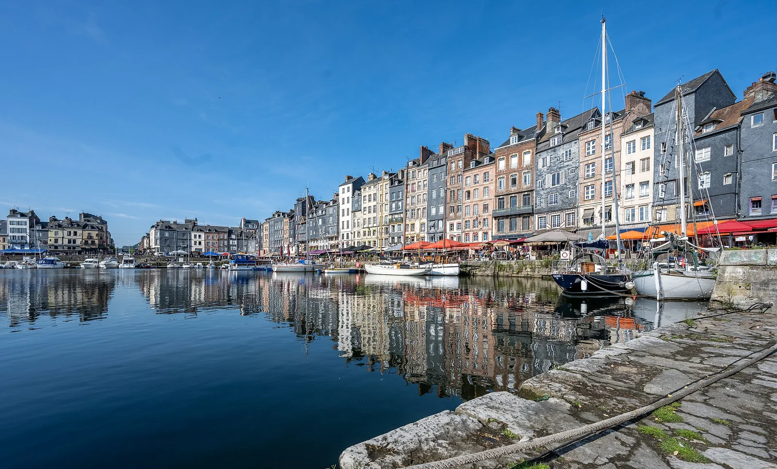 Vieux bassin de Honfleur (ambiance), à 0,8 km de l'hôtel (photo du lieu, pas de l'hôtel)
