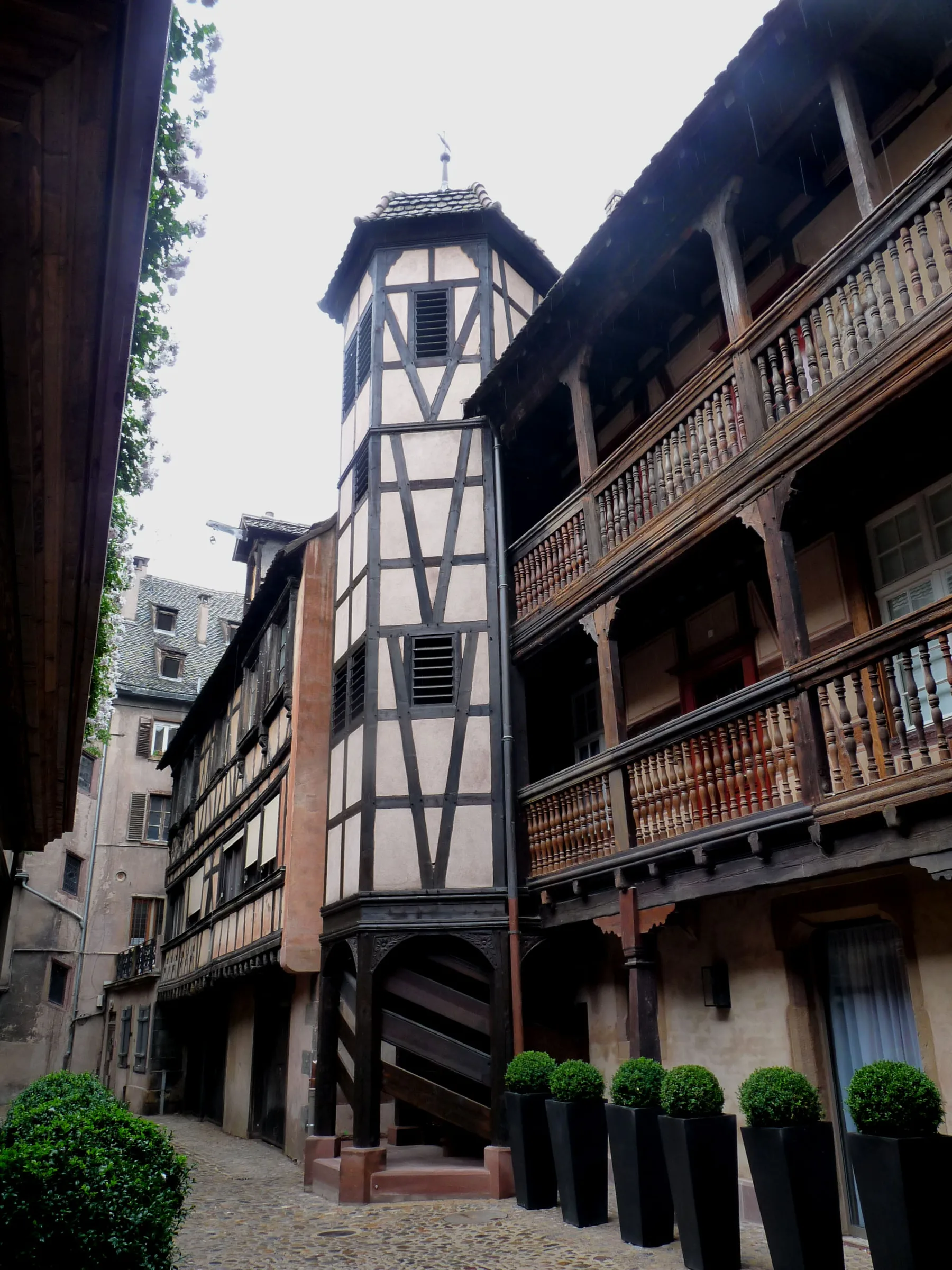 Hôtel Cour du Corbeau (photo Wikimedia Commons)