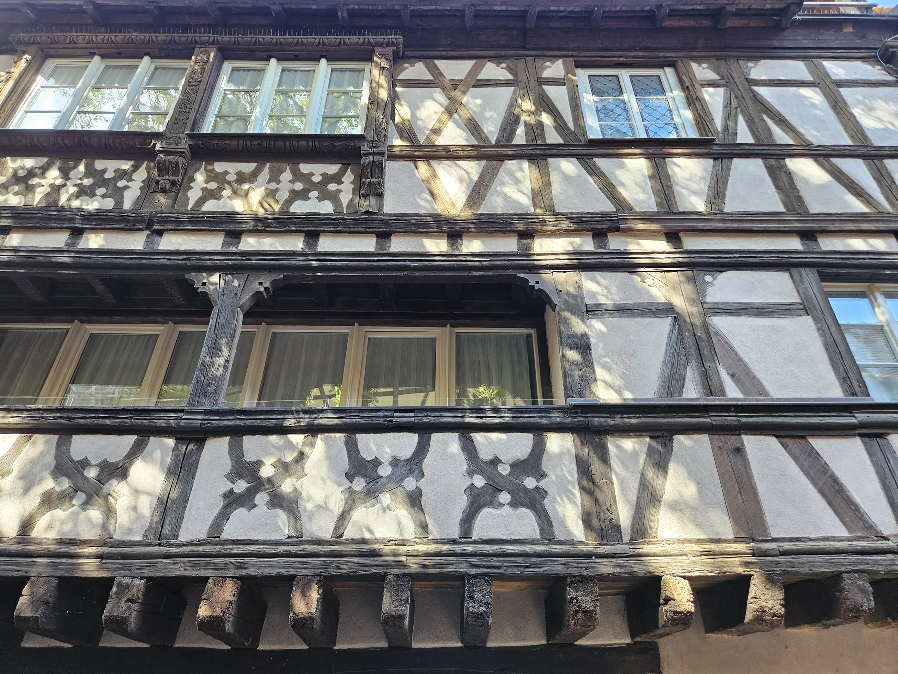 Hôtel Cour du Corbeau (photo Wikimedia Commons)