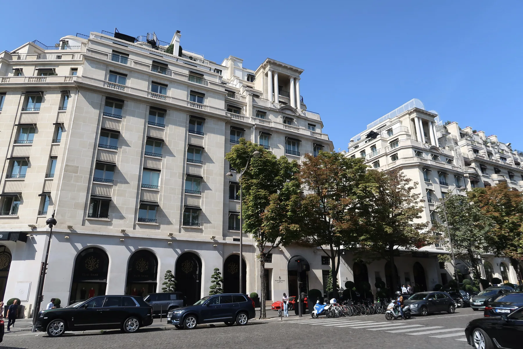 Four Seasons Hotel George V (photo Wikimedia Commons)