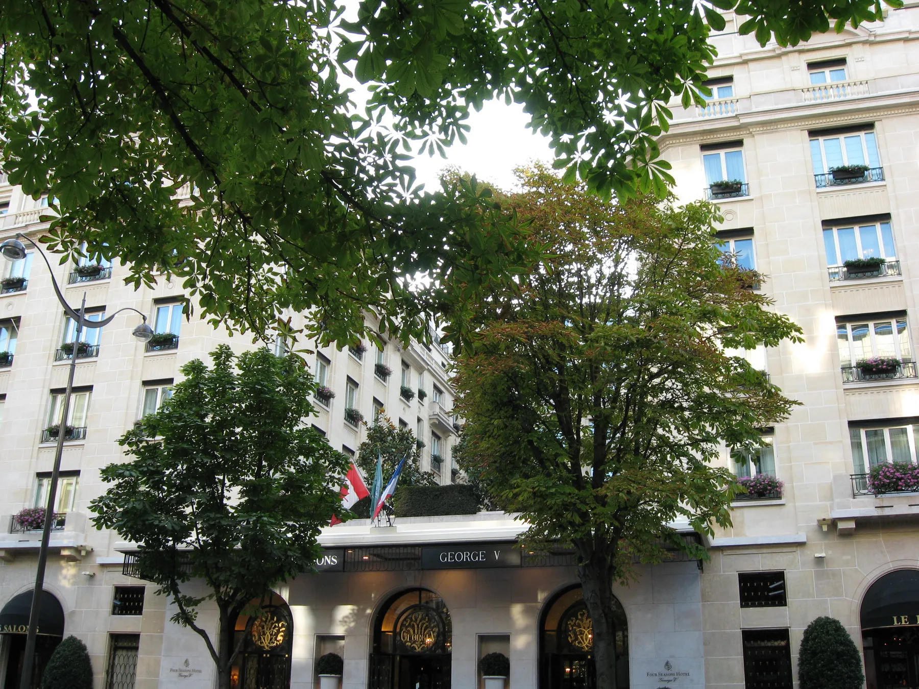 Four Seasons Hotel George V (photo Wikimedia Commons)