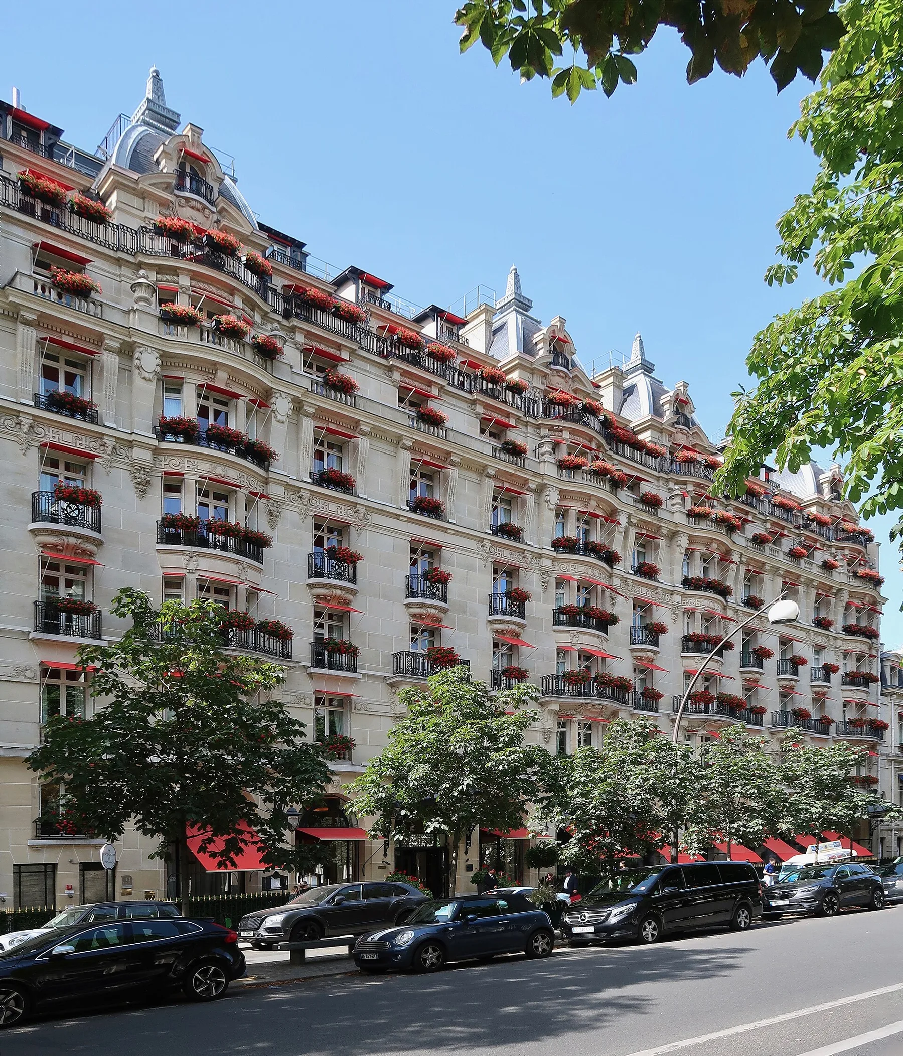 Hôtel Plaza Athénée (photo Wikimedia Commons)