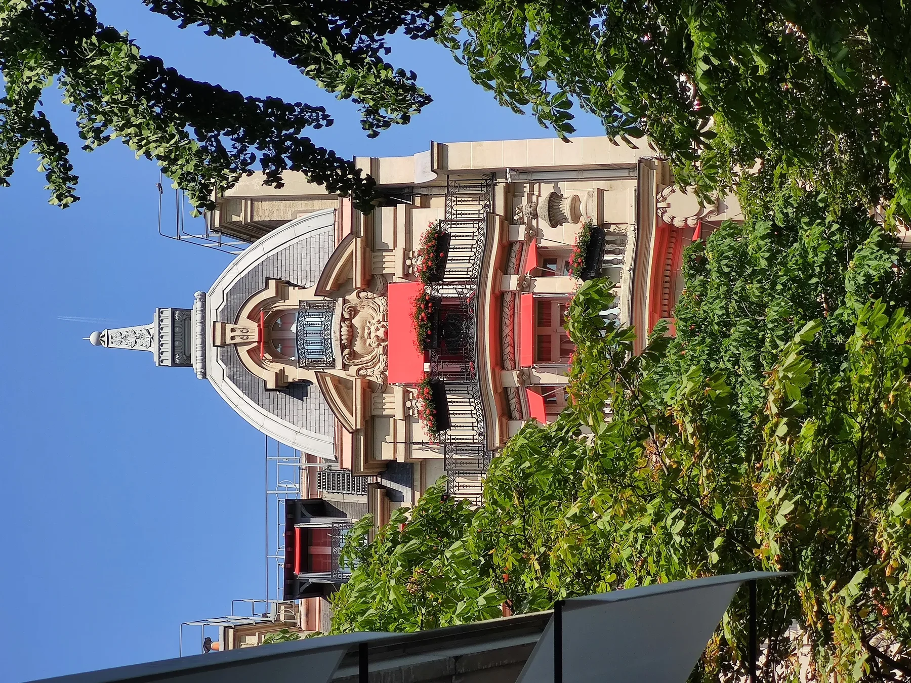 Hôtel Plaza Athénée (photo Wikimedia Commons)