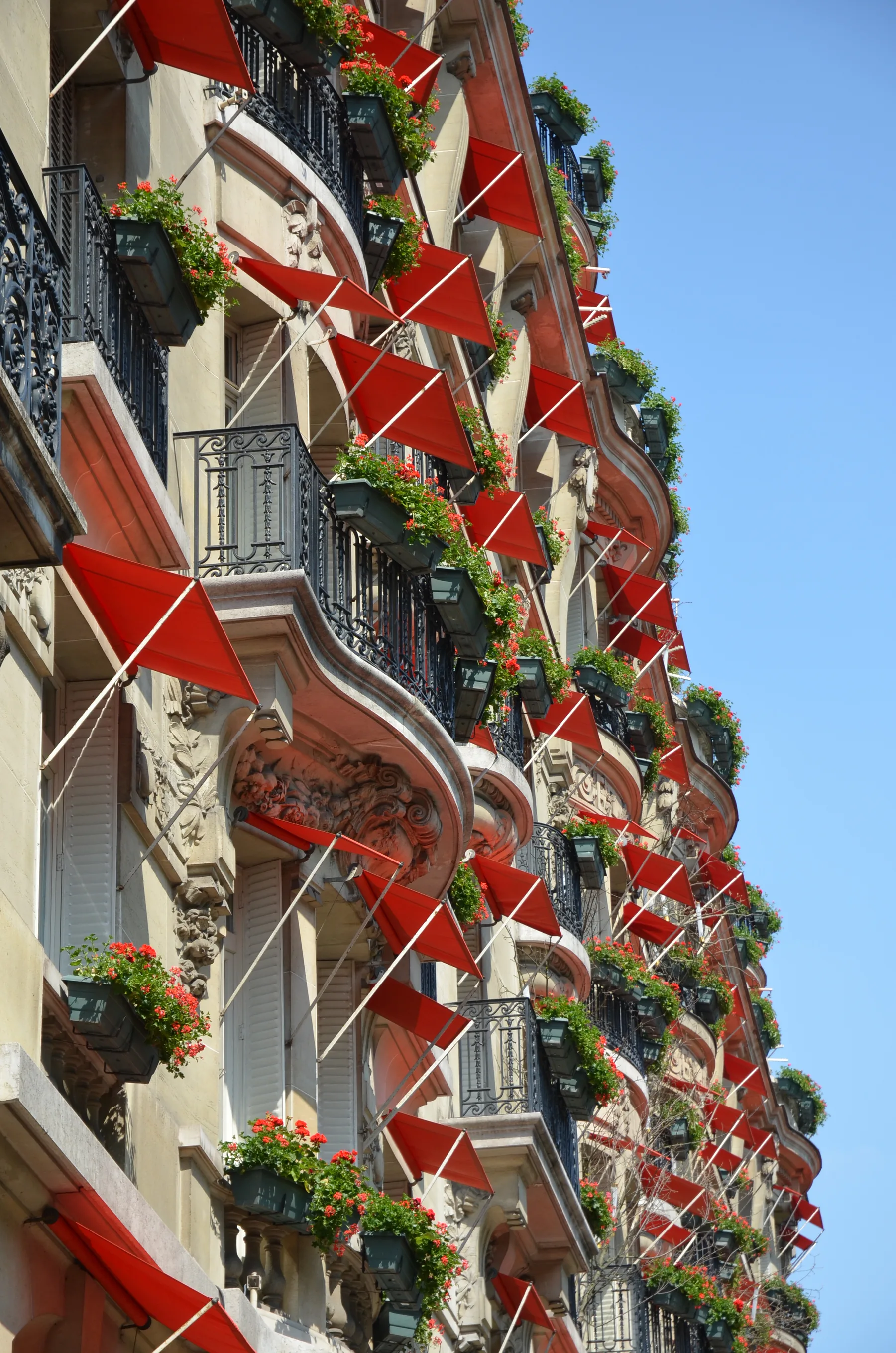 Hôtel Plaza Athénée (photo Wikimedia Commons)