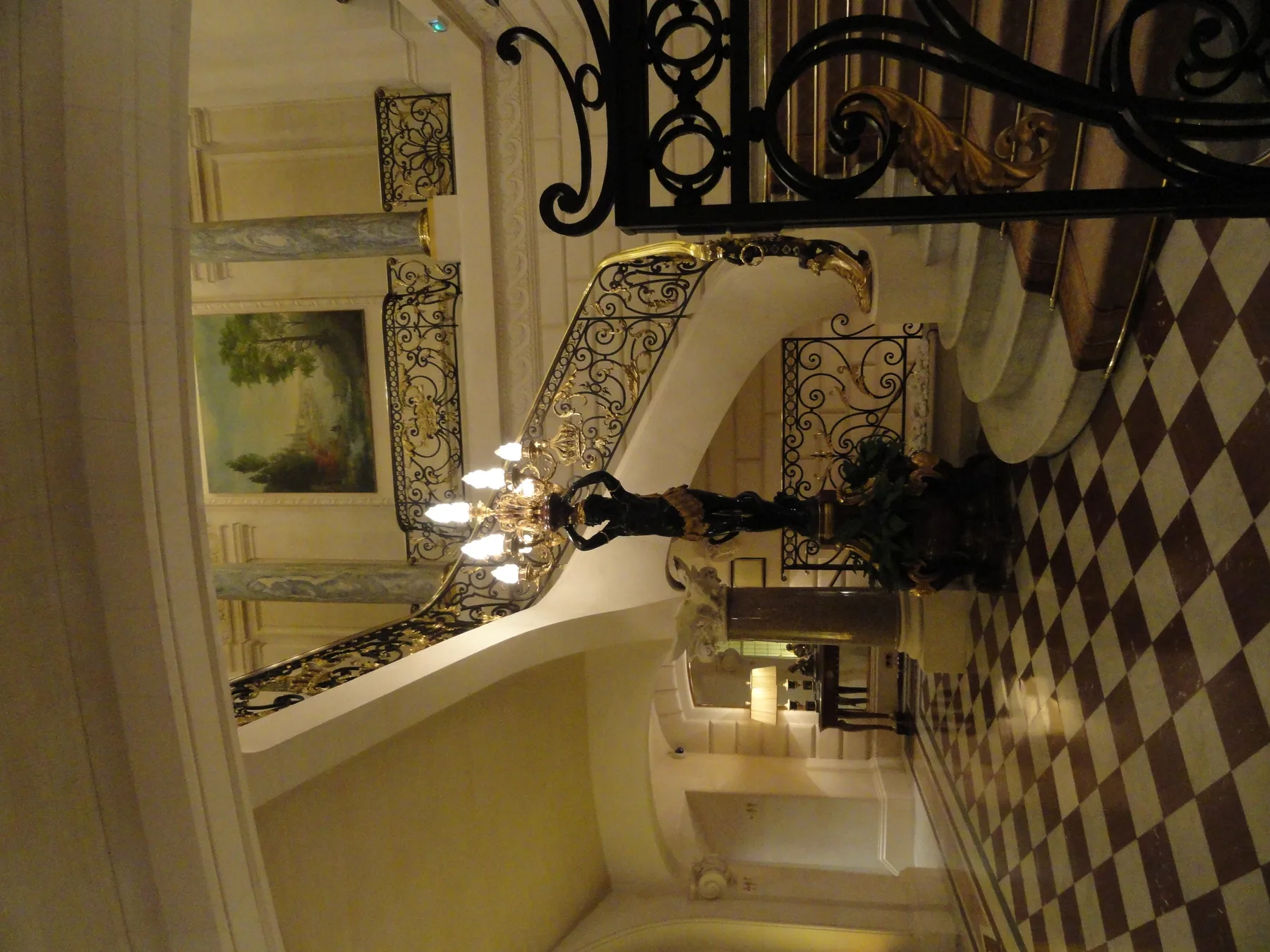 Shangri-La Paris (photo Wikimedia Commons)