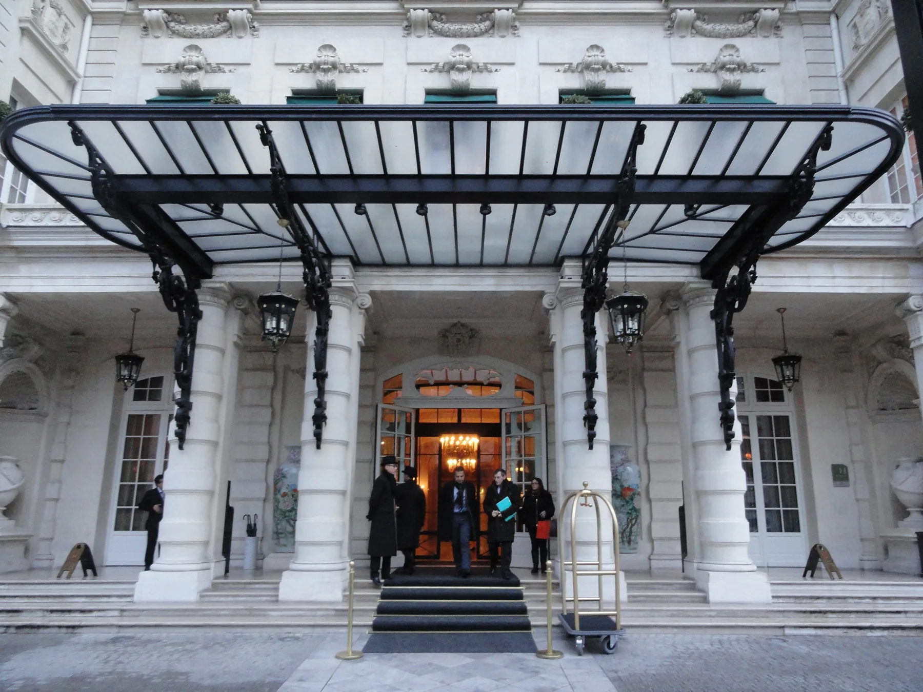 Shangri-La Paris (photo Wikimedia Commons)